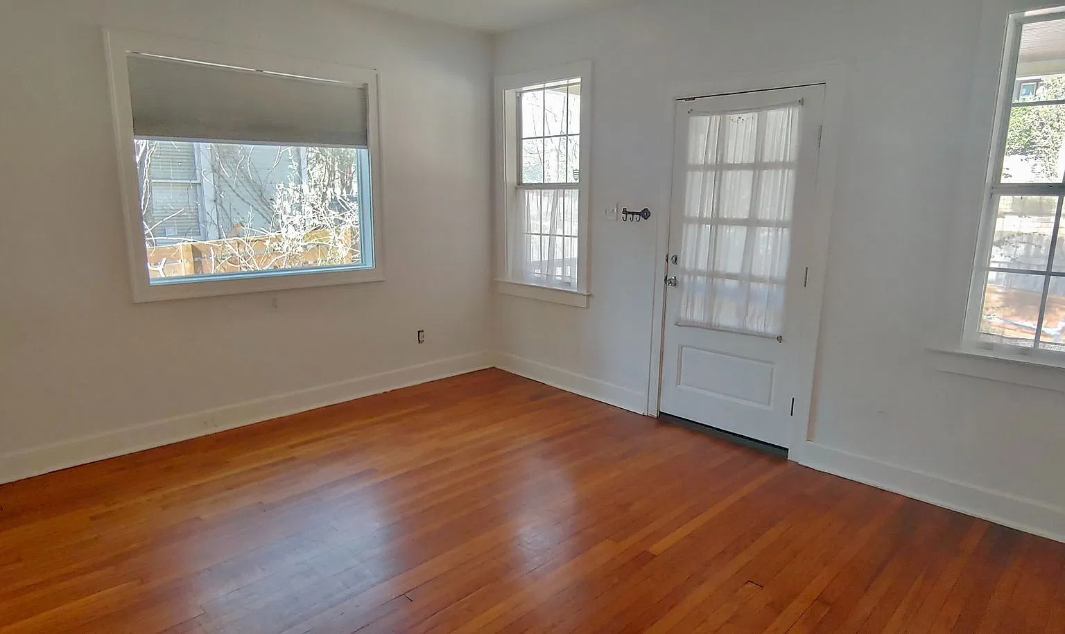 Beautiful 2 Bed / 2 Bath Bungalow With Separate Guest House in the Back! — Photo 4