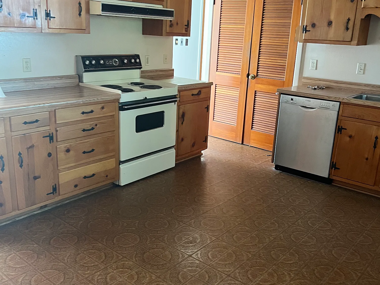 4 bed, 1339 sqft, $2,500 — Photo 3