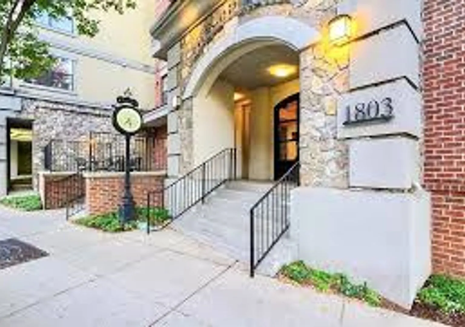 Modern One Bedroom Condo - The Bristol on Broadway — Photo 3