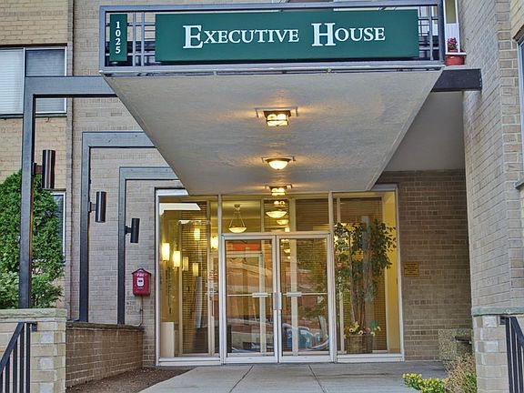 2nd image of 1025 Hancock St Unit 2C