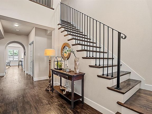 5th image of 221 Oakbluff Dr
