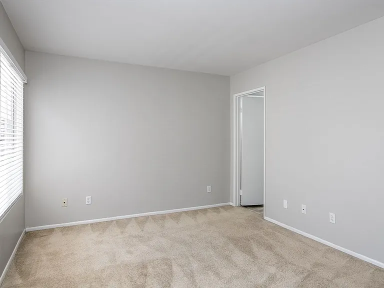 407-409 W Lexington Dr — Photo 12
