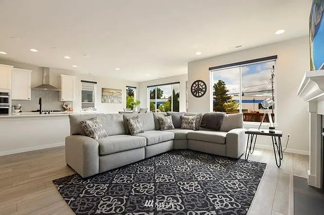 4 bed, 2.5 bath, 2517 sqft, $3,595 — Photo 3
