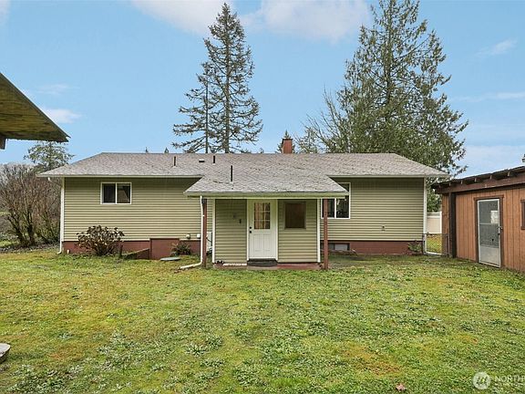 2nd image of 718 NE Cottonwood Drive
