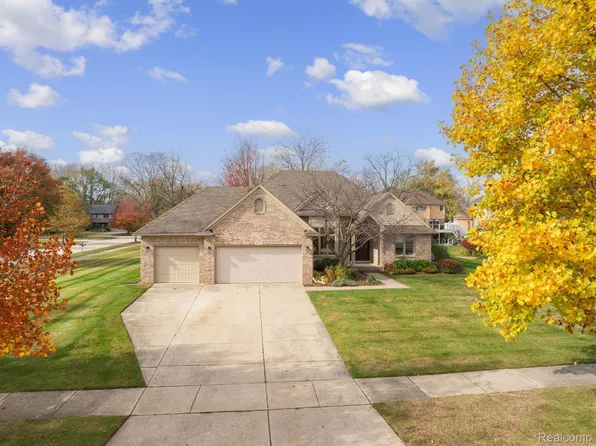 677 Amberwood Ct, Troy, MI 48085