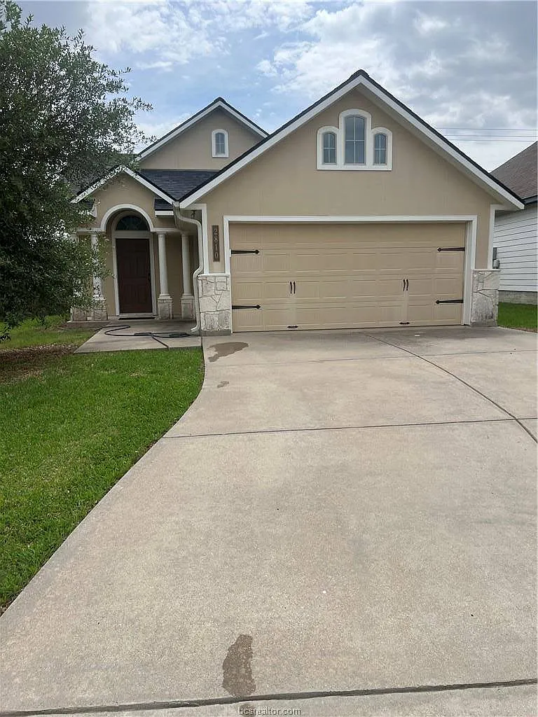 3 bed, 1179 sqft, $2,000 — Photo 1