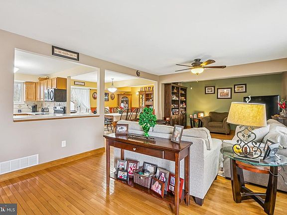 4th image of 60 Spaulding Dr