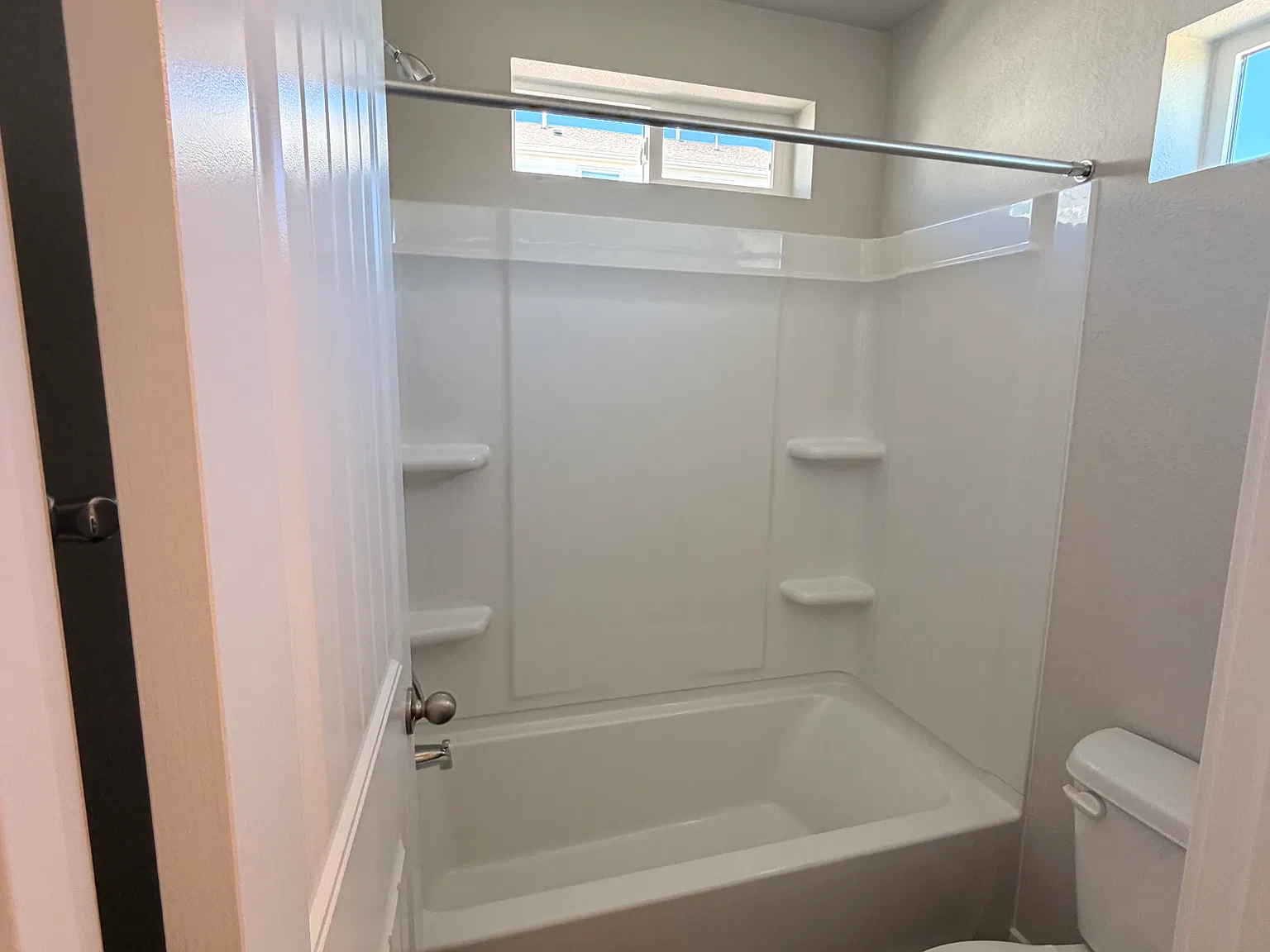 4 bed, 2378 sqft, $800 — Photo 3