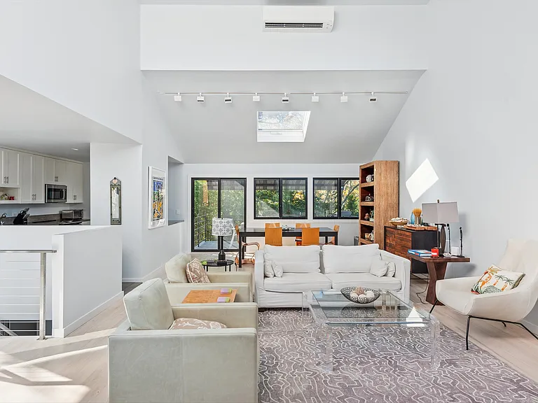 24 Wyandanch Ln — Photo 2