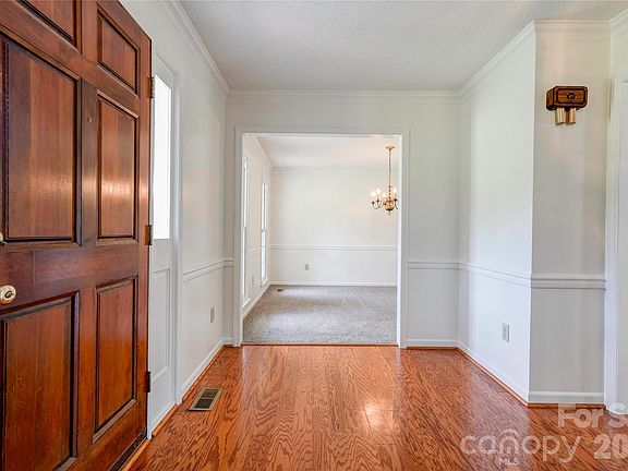 5th image of 144 Oak Point Dr