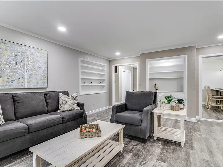 720 N Stratford Ln — Photo 9