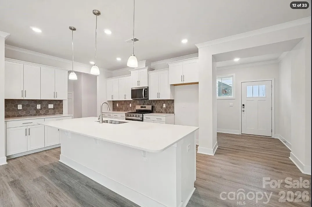 4 bed, 2570 sqft, $2,650 — Photo 4