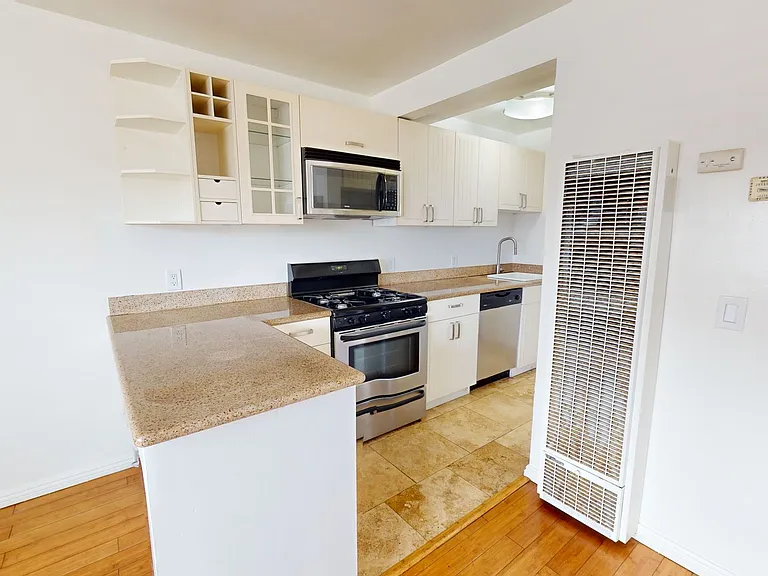 100 Palm Ave — Photo 4