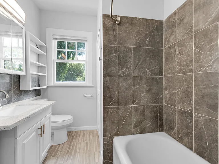 2557 Myra St — Photo 17