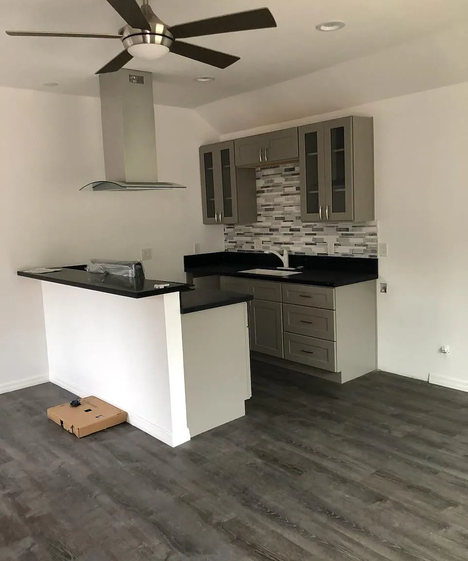 1819 W 41st Pl — Photo 4