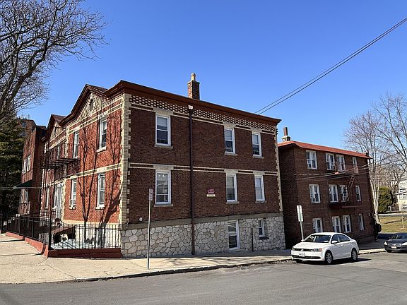 3rd image of 81 Wallace St