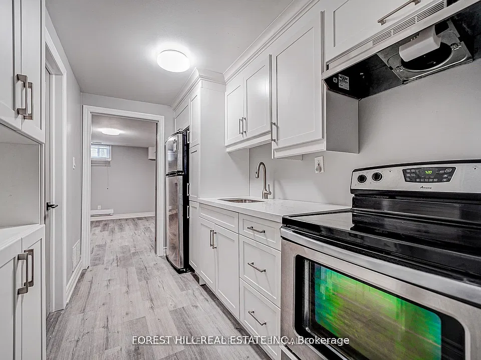 39A Lippincott St E #LOWER