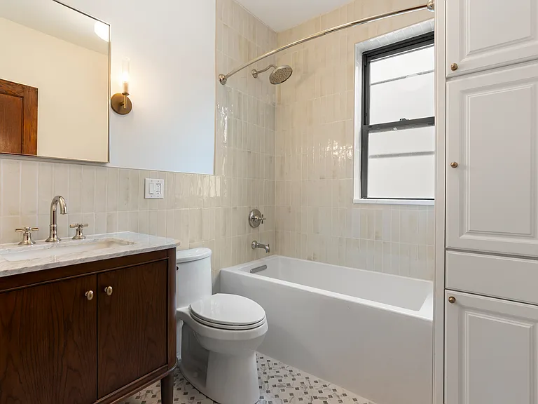1049 N Oakley Blvd #1 — Photo 9