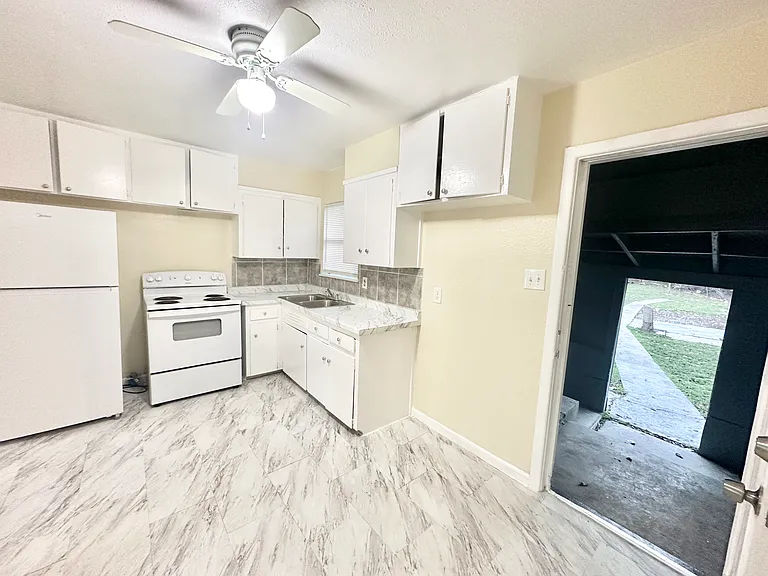104 E Fowler Ave — Photo 31