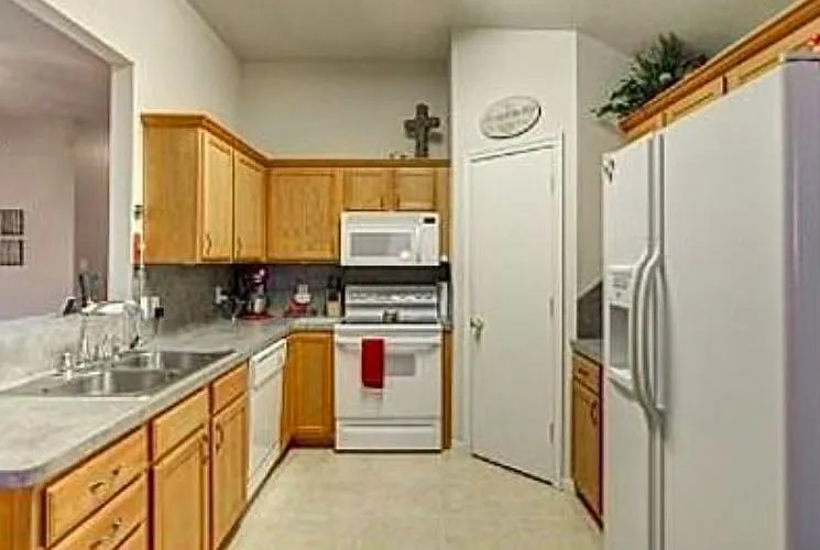 2906 Elise Ln — Photo 2