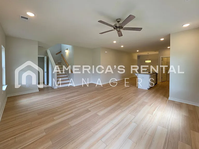 1017 Grand River Blvd W — Photo 10