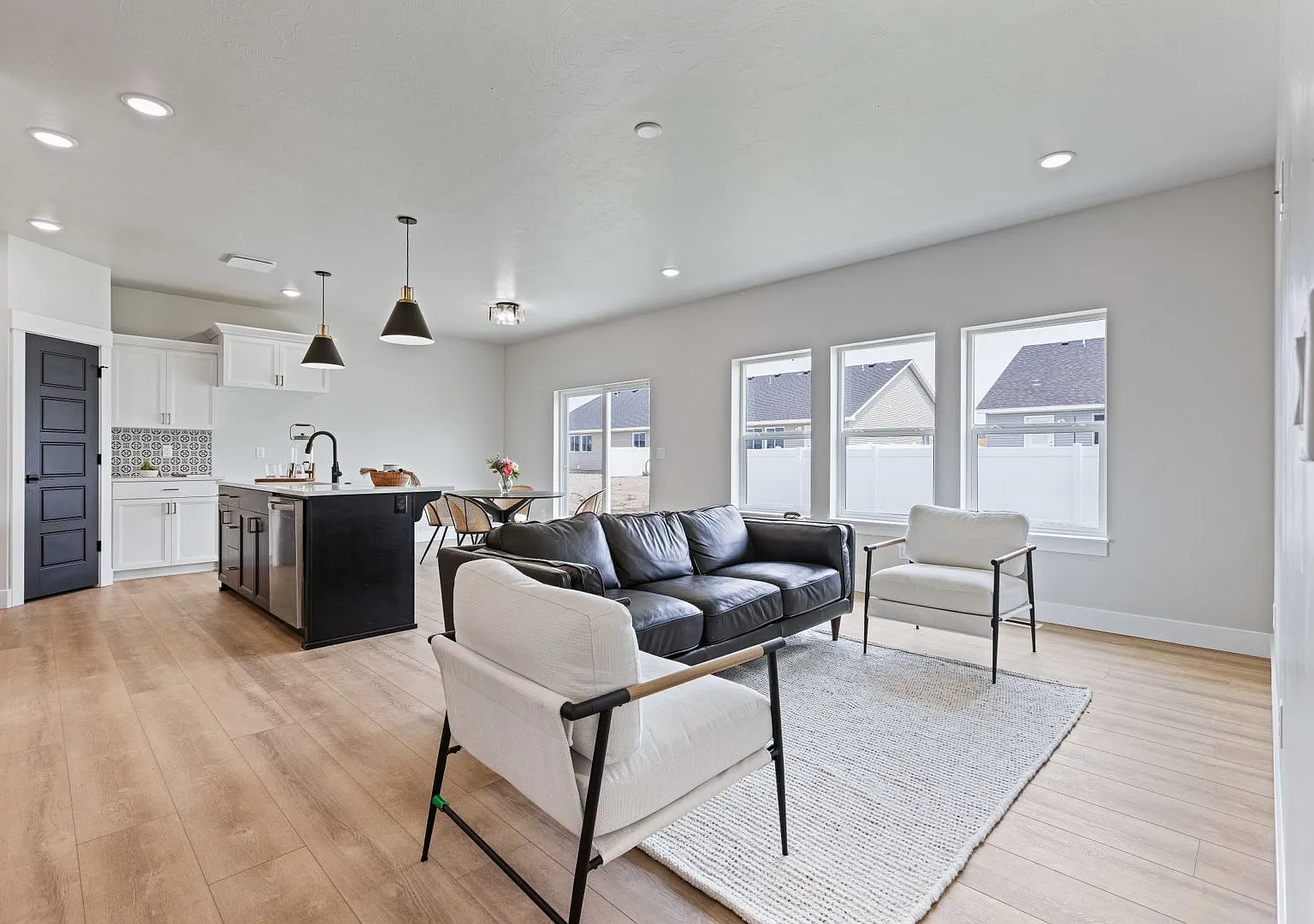 Modern 3 Bed 2 Bath Twin Home In Sugar City! — Photo 2