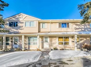 132 SE Woodmont Ter SW, Calgary, AB T2W4Z4