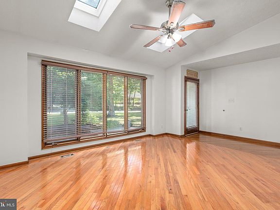 4th image of 6906 Aspen Ln