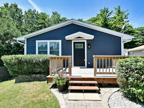42 S Hickory Ave, Fox Lake, IL 60020