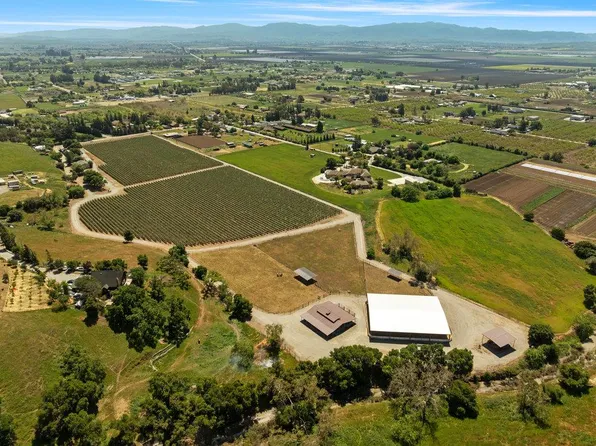 804 Comstock Rd, Hollister, CA 95023