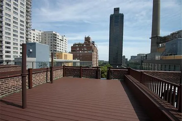 Rented by Green Line Realty | media 8