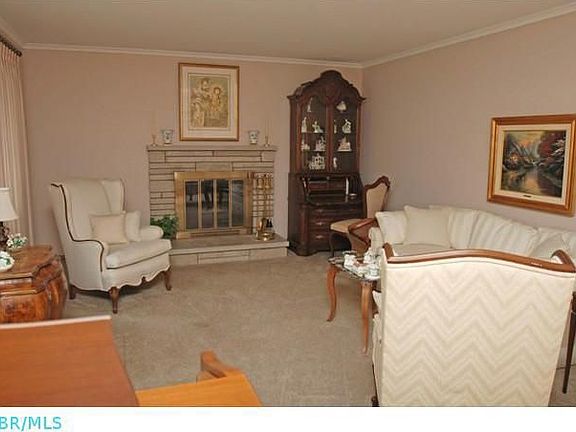 2nd image of 886 Marland Dr S