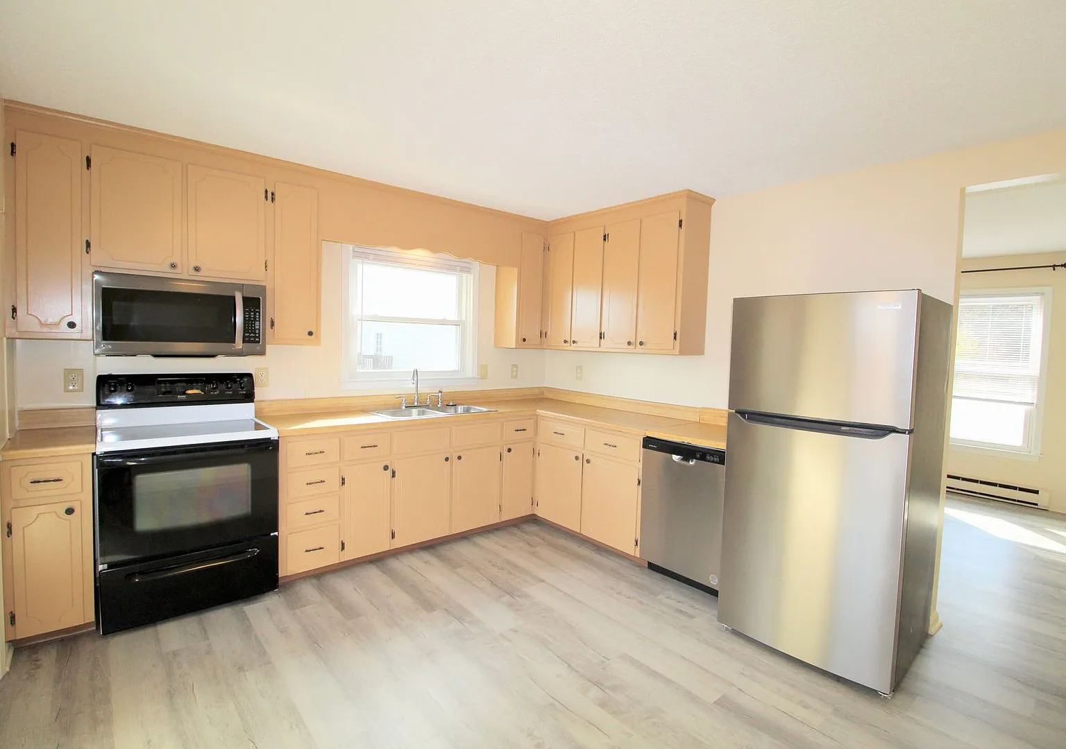 3 bedroom townhome in Timberville. Great backyard and conveniently located. — Photo 1