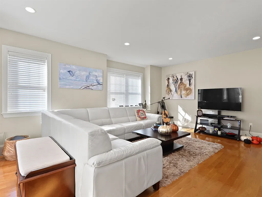4 bed, 3.5 bath, 2854 sqft, $5,700 — Photo 2