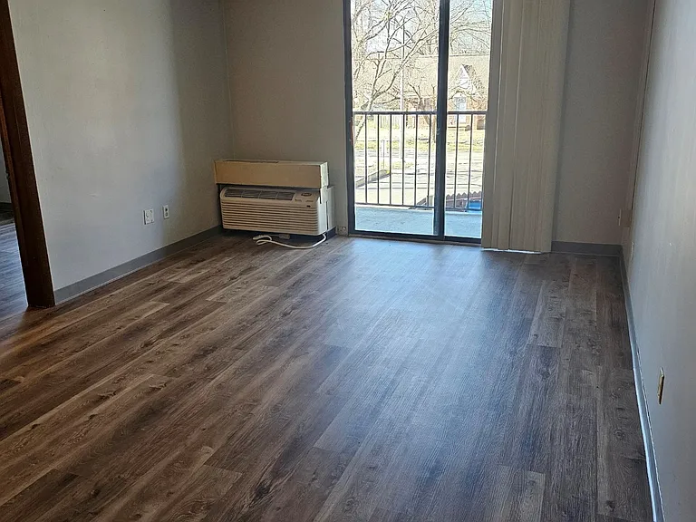 Carbondale Towers — Photo 12