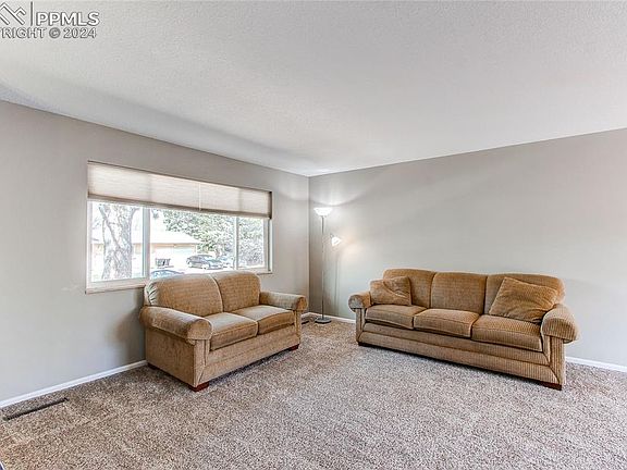 5th image of 4915 Crestwood Dr