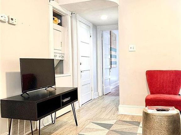 3rd image of 2605 Parkwood Ave Floor 1