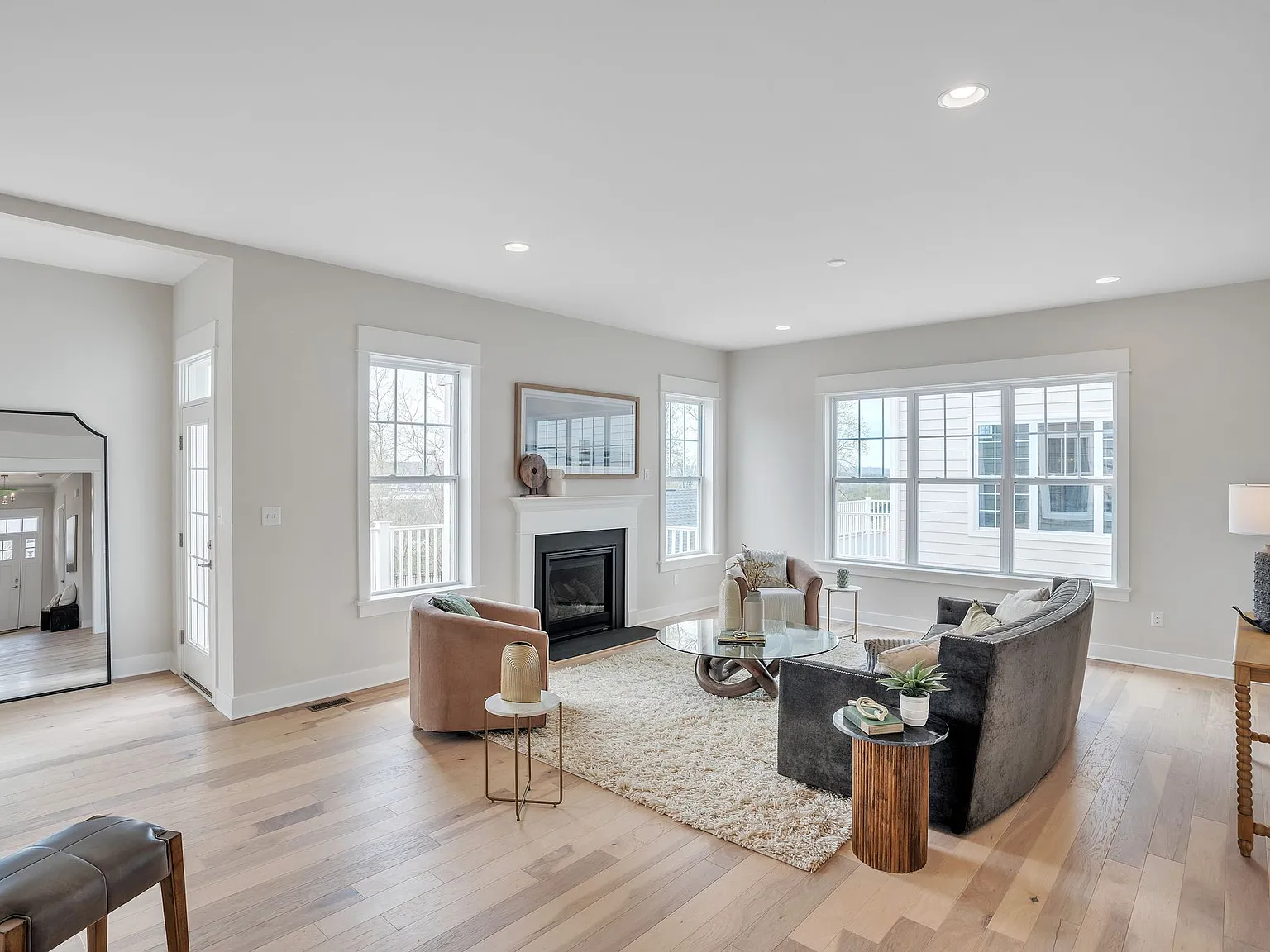 5 bed, 4.5 bath, 4000 sqft, $8,500 — Photo 3