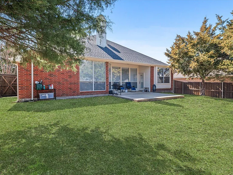 7914 Kristina Dr — Photo 32