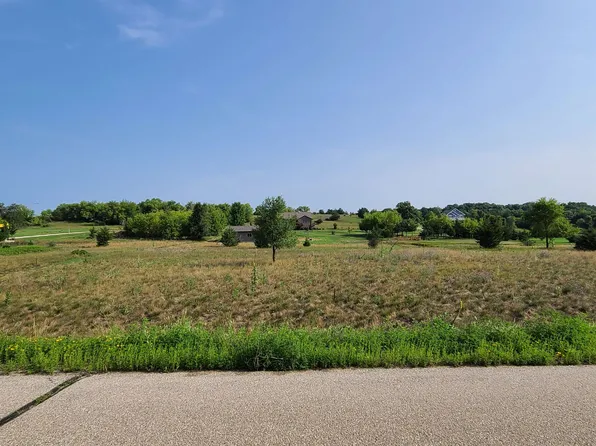 40 Swan Lake Summit Ests, Pardeeville, WI 53954