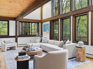 4 Lantern Ln, Bedford, MA 01730