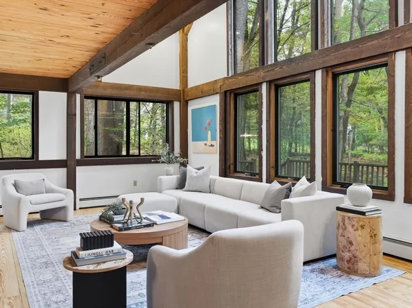 4 Lantern Ln, Bedford, MA 01730