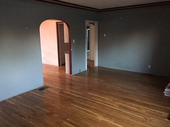 3rd image of 1028 E Clinton Ave