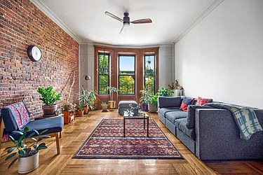 Sold by New York Casas Ltd.