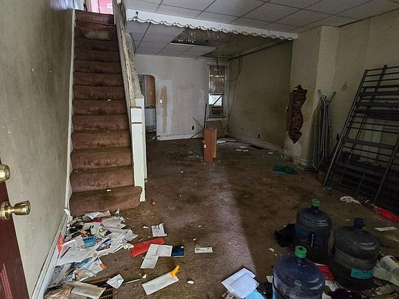 3rd image of 238 E Garrett St