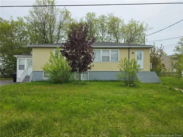 665 Saint Simon St, Bathurst, NB E2A 3L8
