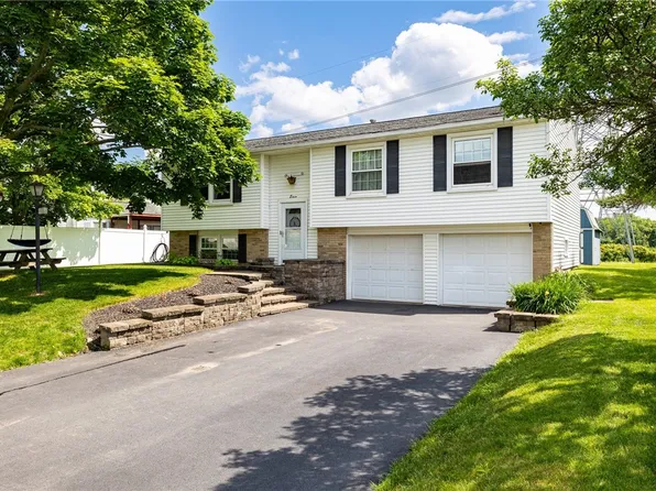 11 Wickwine Ln, Henrietta, NY 14467