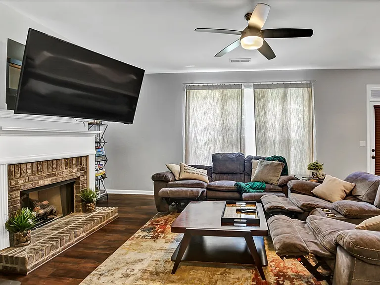 114 Creighton Ln — Photo 12