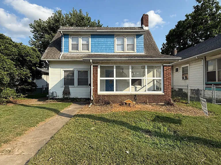1108 E 10th St — Photo 1