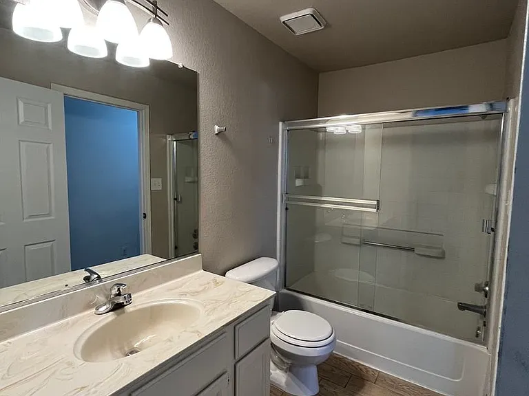 415 W J St — Photo 4
